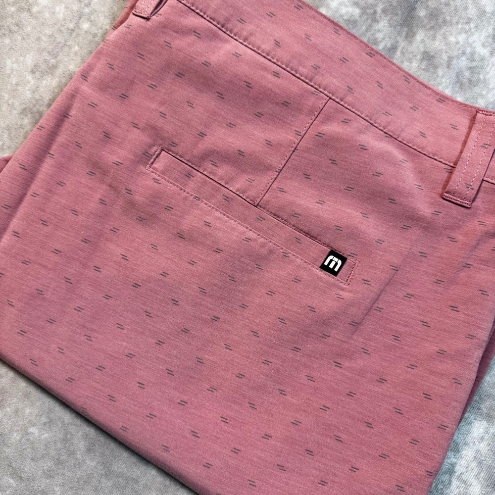 TravisMathew Mens Golf Shorts Pink Dash Pattern Performance Stretch Size 40